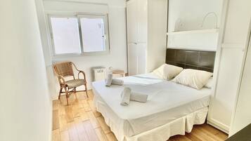 Tabla de planchar con plancha, wifi gratis, ropa de cama