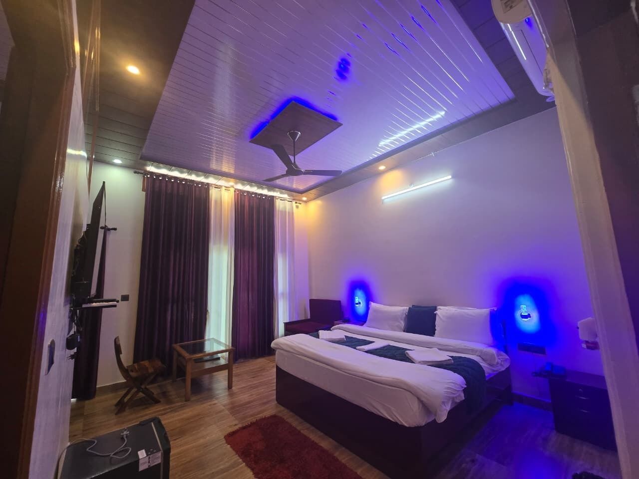Deluxe Room | Rollaway beds, free WiFi, bed sheets