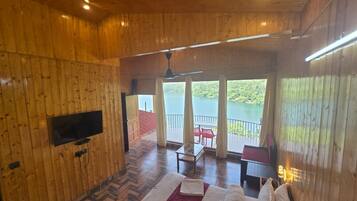 Luxury Room | Rollaway beds, free WiFi, bed sheets