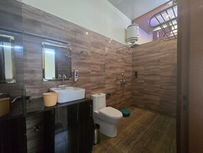 Habitació de luxe | Bany | Dutxa, sabó i xampú 