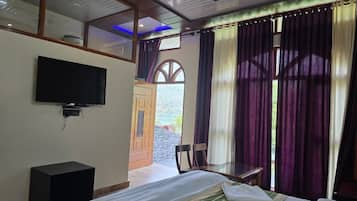 Luxury Room | Rollaway beds, free WiFi, bed sheets