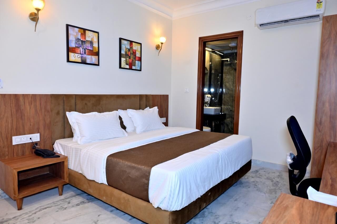 Habitación Deluxe doble, vistas a la ciudad | Escritorio y wifi gratis