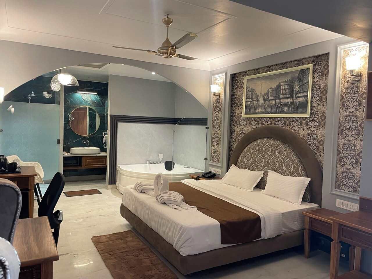 Royal Double Room, City View | Meja, Wi-fi percuma 