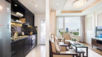 Departamento superior, 2 habitaciones, cocina, vista a la ciudad | Cocina privada | Refrigerador con congelador, microondas y parrilla de estufa