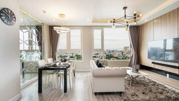 Superior-Apartment, 2 Schlafzimmer, Küche, Stadtblick | Wohnbereich
