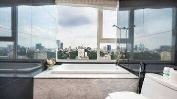Grand-Apartment, Mehrere Betten, eigenes Bad, Stadtblick | Badezimmer