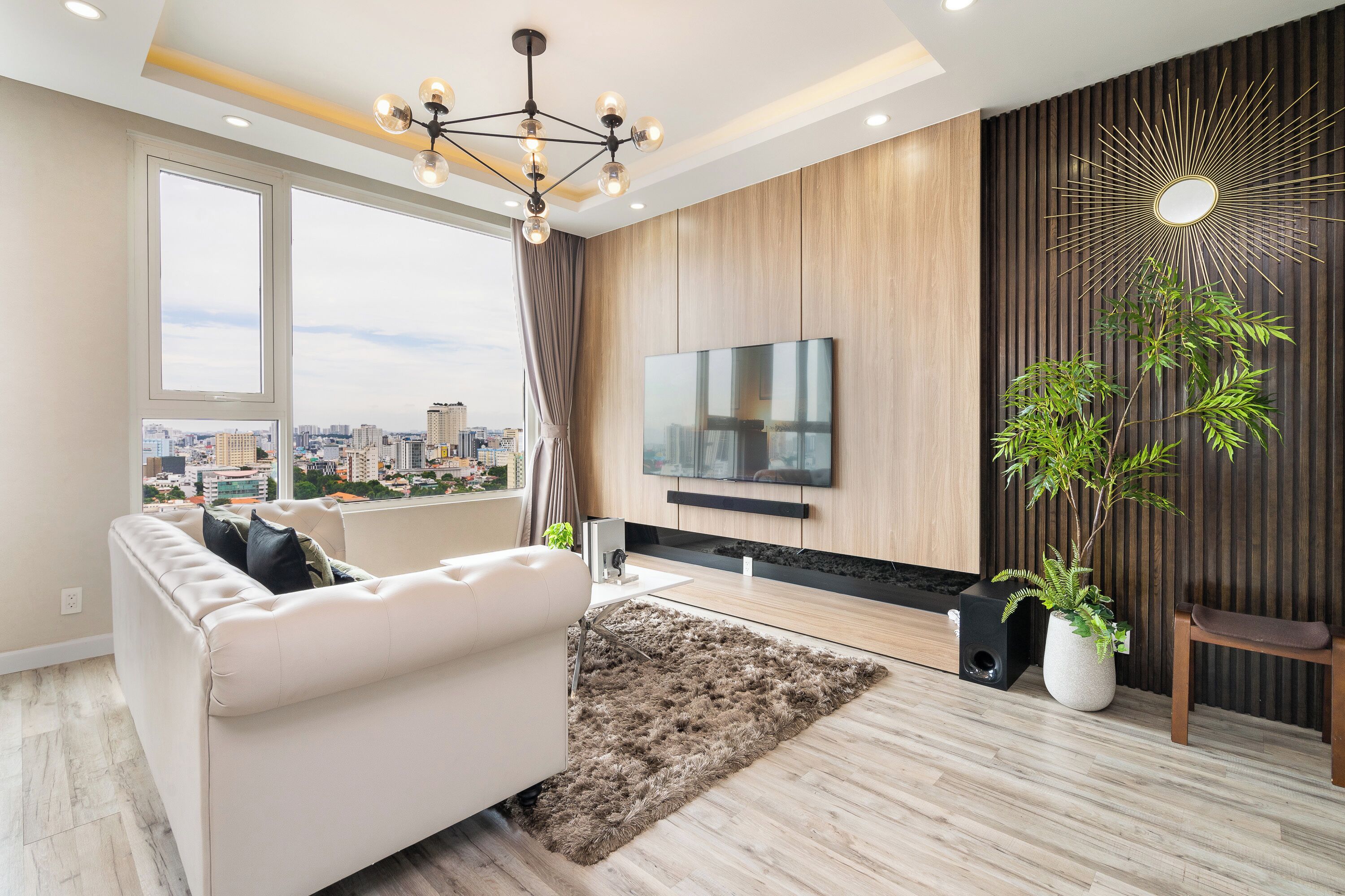 Appartement Prestige, 2 chambres, cuisine, vue sur la ville | Aire de séjour | Téléviseur à DEL de 55 po avec télévision par câble, Netflix