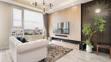 Departamento Premium, 2 habitaciones, cocina, vista a la ciudad | Área de sala de estar | Televisión LED de 55 pulgadas con canales por cable y Netflix