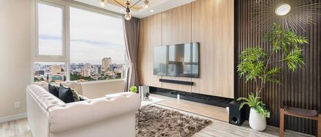 Appartement Prestige, 2 chambres, cuisine, vue sur la ville | Aire de séjour | Téléviseur à DEL de 55 po avec télévision par câble, Netflix