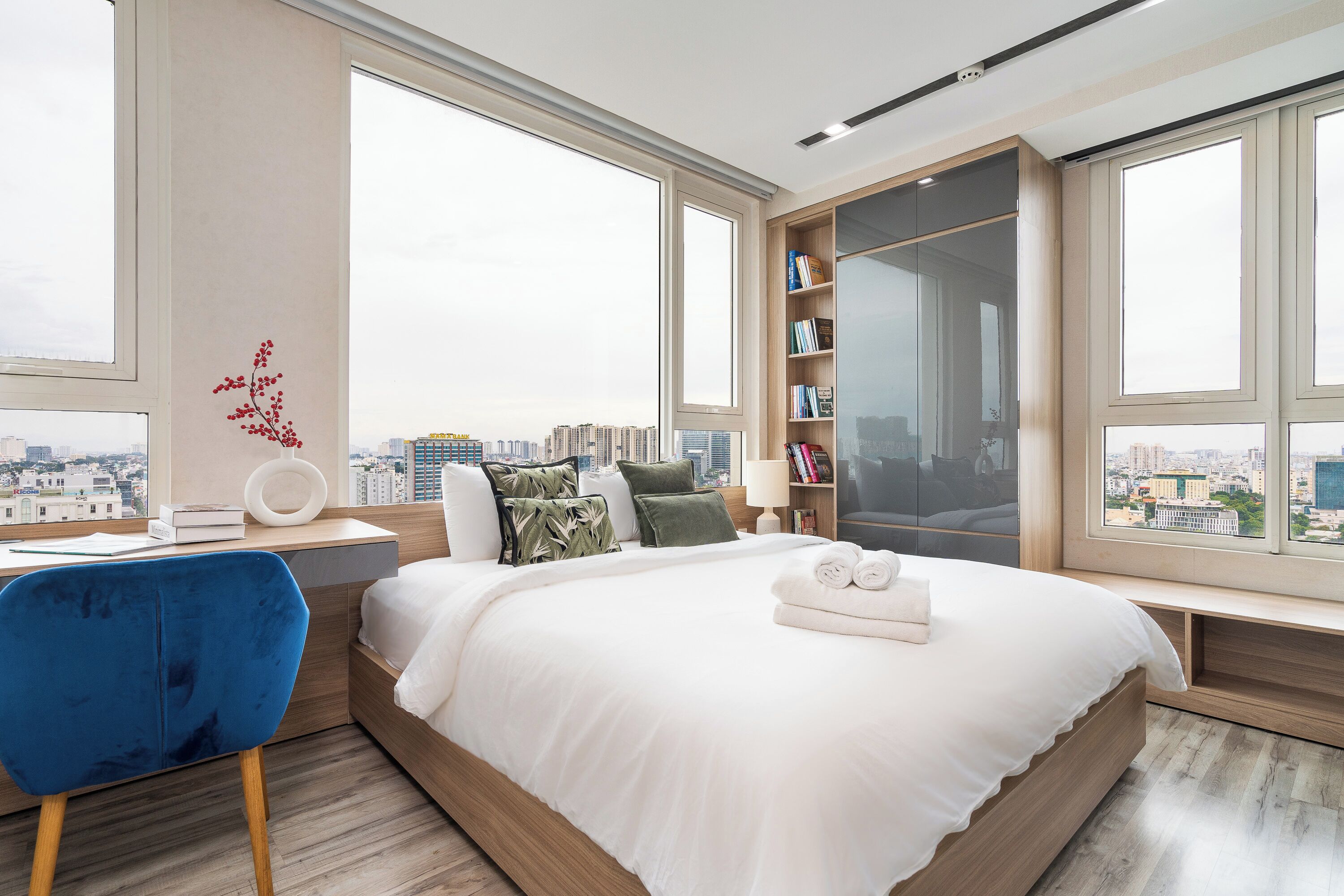 Departamento Premium, 2 habitaciones, cocina, vista a la ciudad | Artículos del minibar gratis y escritorio 