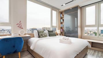 Departamento Premium, 2 habitaciones, cocina, vista a la ciudad | Artículos del minibar gratis y escritorio