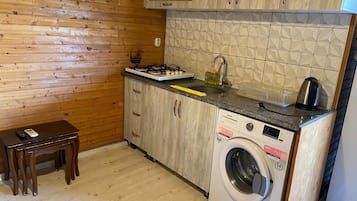 Frigobar, placa de cocina, utensilios de cocina