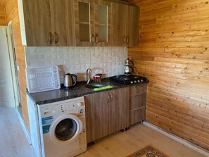 Bungalow familial, vue sur le jardin | Cuisine privée | Mini-réfrigérateur, surface de cuisson, vaisselle et ustensiles
