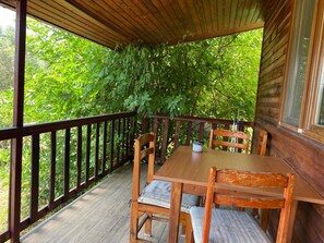 Bungalow familiar, vista al jardín | Restaurante al aire libre