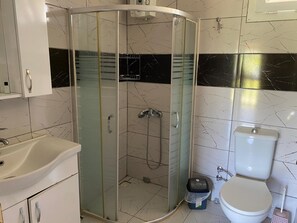 Bungalow familiar, vista al jardín | Baño | Regadera, secadora de cabello, toallas, jabón 