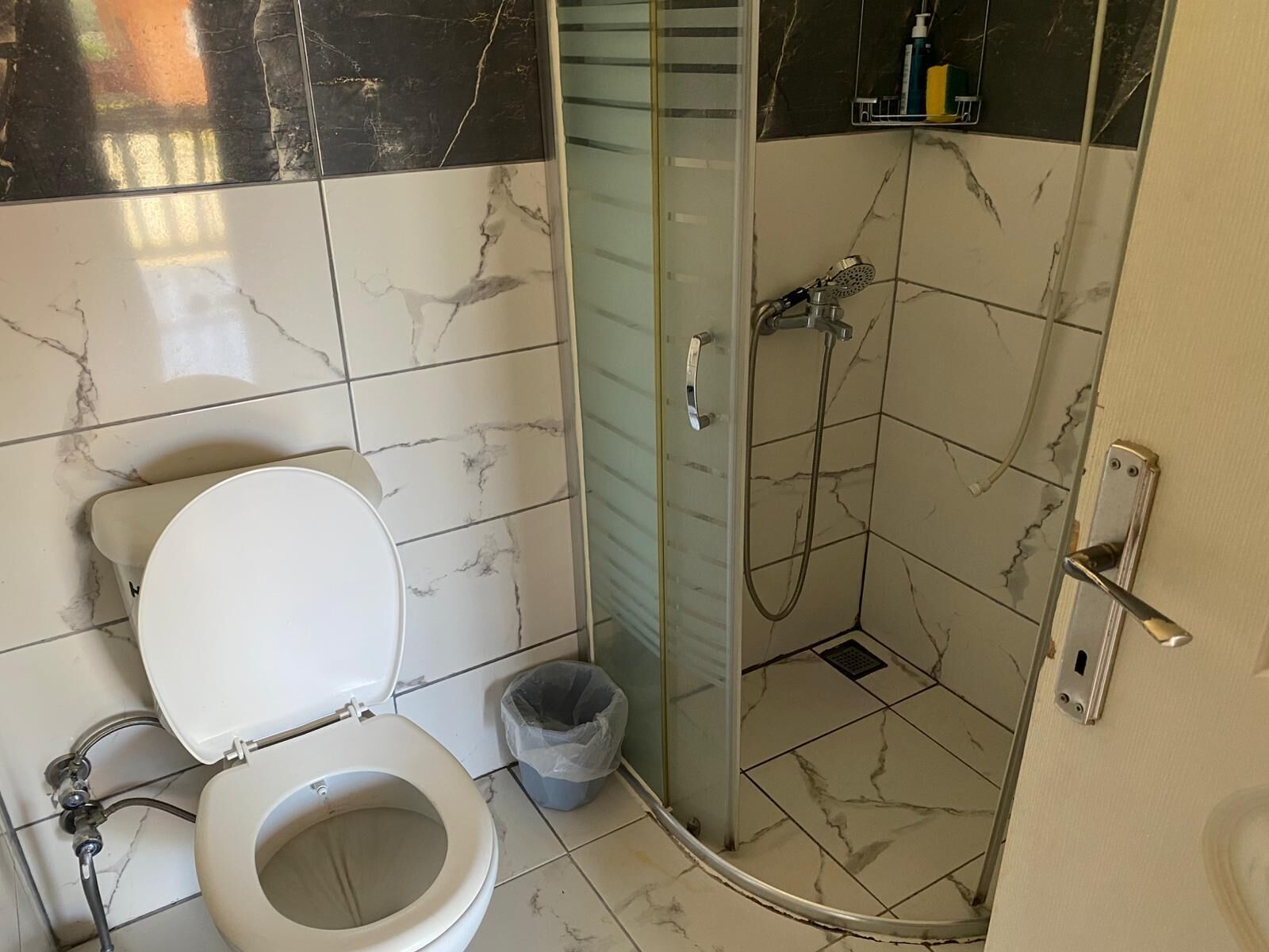 Chuveiro, secador de cabelo, toalhas de banho, sabonete