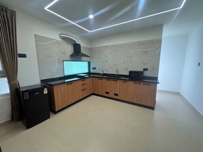 Family Quadruple Room | Private kitchen | Microwave, cookware/dishes/utensils - Arunaragha (Mysuru)