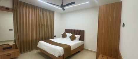 Family Quadruple Room | Desk, laptop workspace, WiFi (free)
