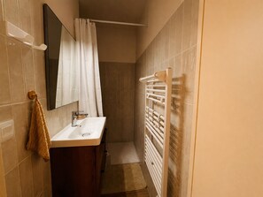 A bathroom with a sink, mirror, towel rack, and a towel hanging on the wall. - Apartment, AC, sea view - 4 guests (Argelès-sur-Mer)