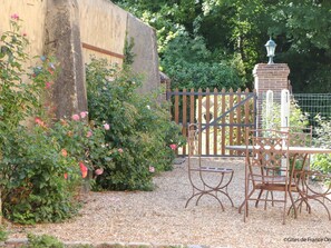 Outdoor dining - Charming house in the heart of Perche - 4 guests (Longny-au-Perche)