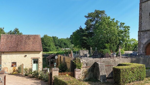 A rural setting with a stone building, a small brick house, and a large tree. - Charming house in the heart of Perche - 4 guests (Longny-au-Perche)