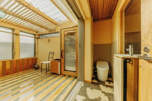 按摩浴缸、風筒、坐浴桶、提供毛巾