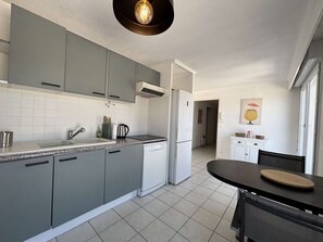 Køleskab, mikrobølgeovn, kogeplade, opvaskemaskine