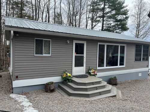 Peaceful and cozy cottage on small quiet lake -family and pet friendly as well!