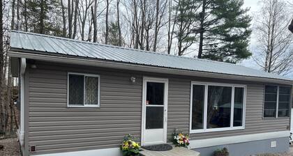 Peaceful and cozy cottage on small quiet lake -family and pet friendly as well!