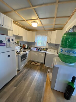 Private kitchen - Peaceful and cozy cottage on small quiet lake -family and pet friendly as well! (Elgin)
