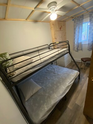 3 bedrooms - Peaceful and cozy cottage on small quiet lake -family and pet friendly as well! (Elgin)