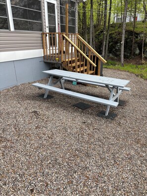 Terrace/patio - Peaceful and cozy cottage on small quiet lake -family and pet friendly as well! (Elgin)
