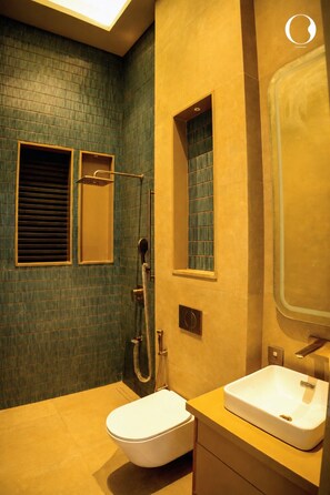 Executive cottage, uitzicht op zwembad | Badkamer | Een douche, pantoffels, handdoeken, zeep