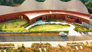A modern building with a curved roof and a central courtyard. - Tomorrow Land by Miros - Anjarle (Dapoli)