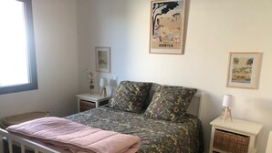 A bedroom with a bed, a nightstand, a lamp, a framed picture, and a window. - New house with swimming pool 10 minutes from Pau, ideal for relaxing and enjoying. (Bordes)
