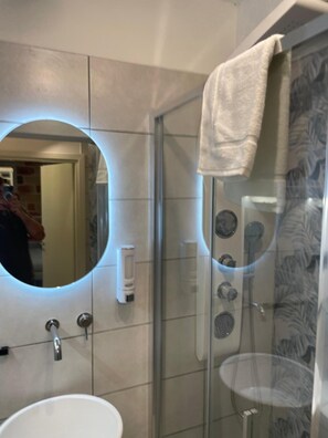Shower, hair dryer, towels - Apartment 'Toma House 14' with Private Terrace, Wi-Fi and Air Conditioning (Galatina)