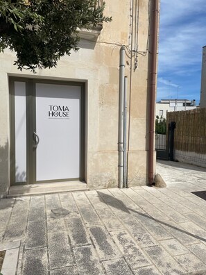 Exterior detail - Apartment 'Toma House 14' with Private Terrace, Wi-Fi and Air Conditioning (Galatina)