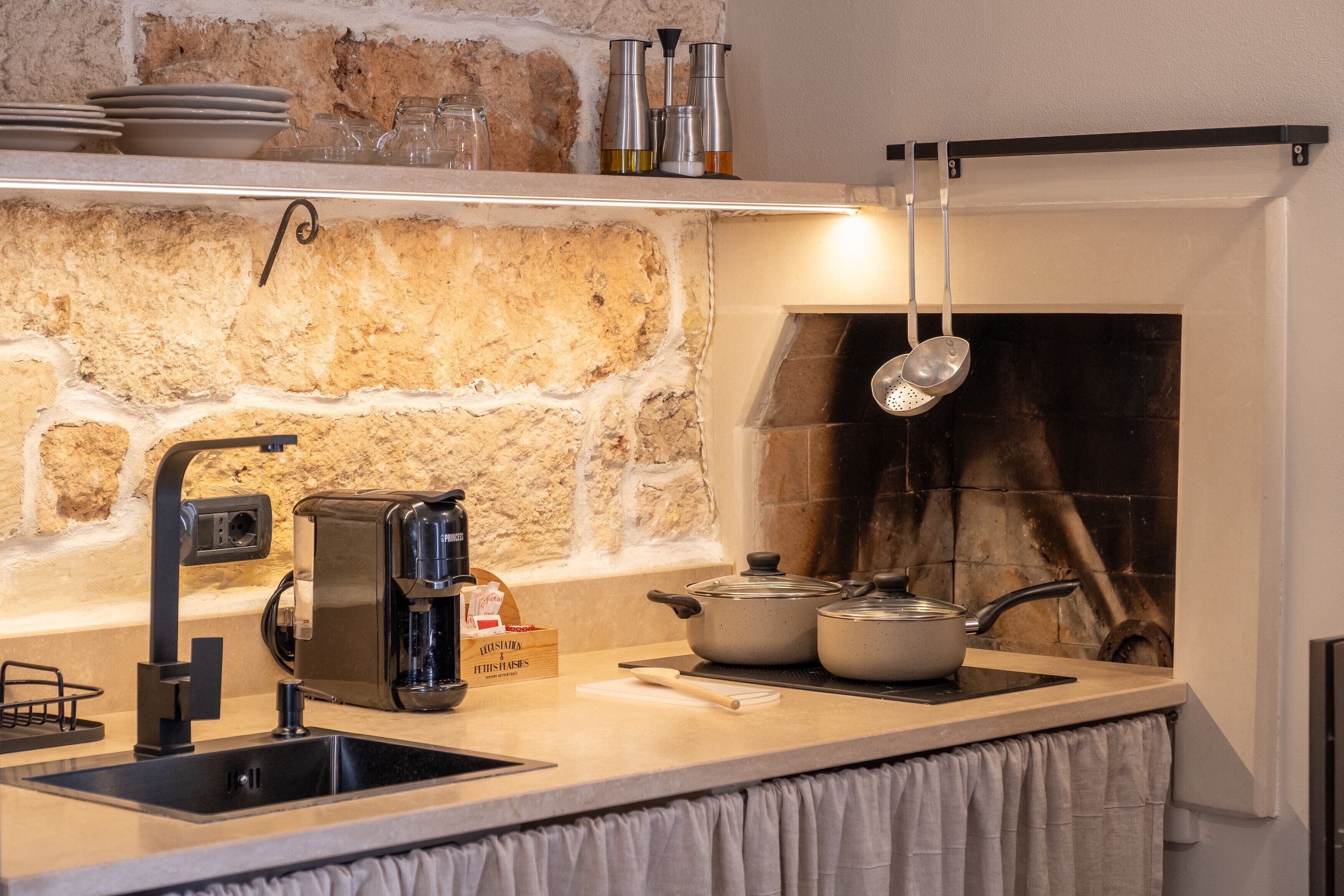 Frigorifero, microonde, piano cottura, macchina per tè/caffè