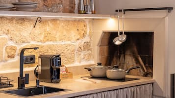 Frigorifero, microonde, piano cottura, macchina per tè/caffè