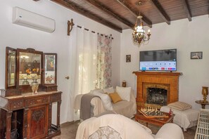 TV, offices - Green Yard Gem - Family Getaway in Sidari, Corfu (Antiperni)