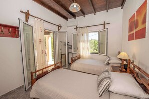 3 bedrooms, iron/ironing board, travel cot, WiFi - Green Yard Gem - Family Getaway in Sidari, Corfu (Antiperni)