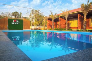 Una piscina al aire libre