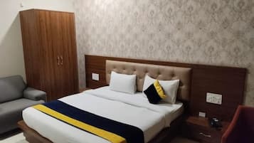 Deluxe Double Room, City View | Desk, free WiFi