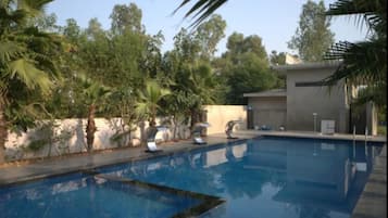 Una piscina al aire libre