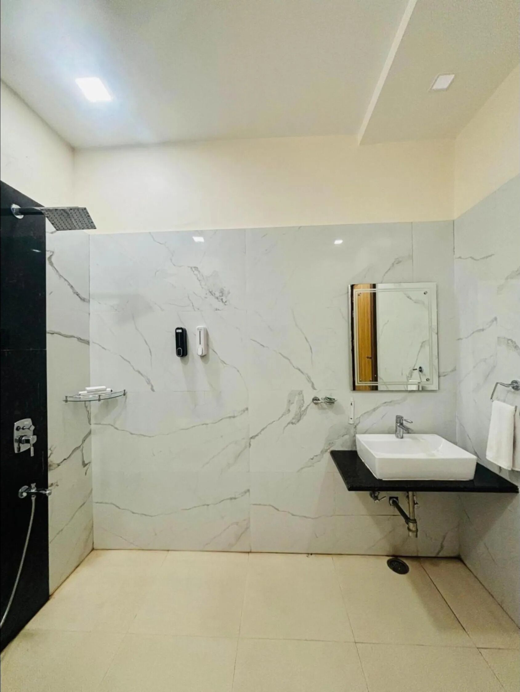 Regadera, amenidades de baño gratuitas, toallas 