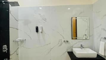 Regadera, amenidades de baño gratuitas, toallas