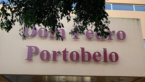 Entrada de un hotel con un cartel que dice 'Dom Euro Portobelo'.