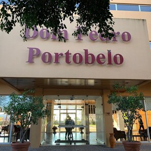 Ein Hotel Eingang mit einem Schild, auf dem 'Dom Euro Portobelo' steht.