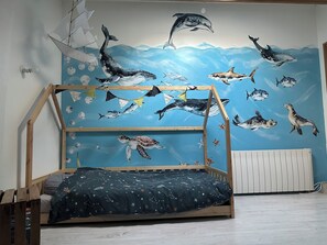 A child's bedroom with a bed, a wooden playhouse, and a mural of marine life on the wall. - The house - ideal for families, with plenty to keep young and old entertained! (Mimet)