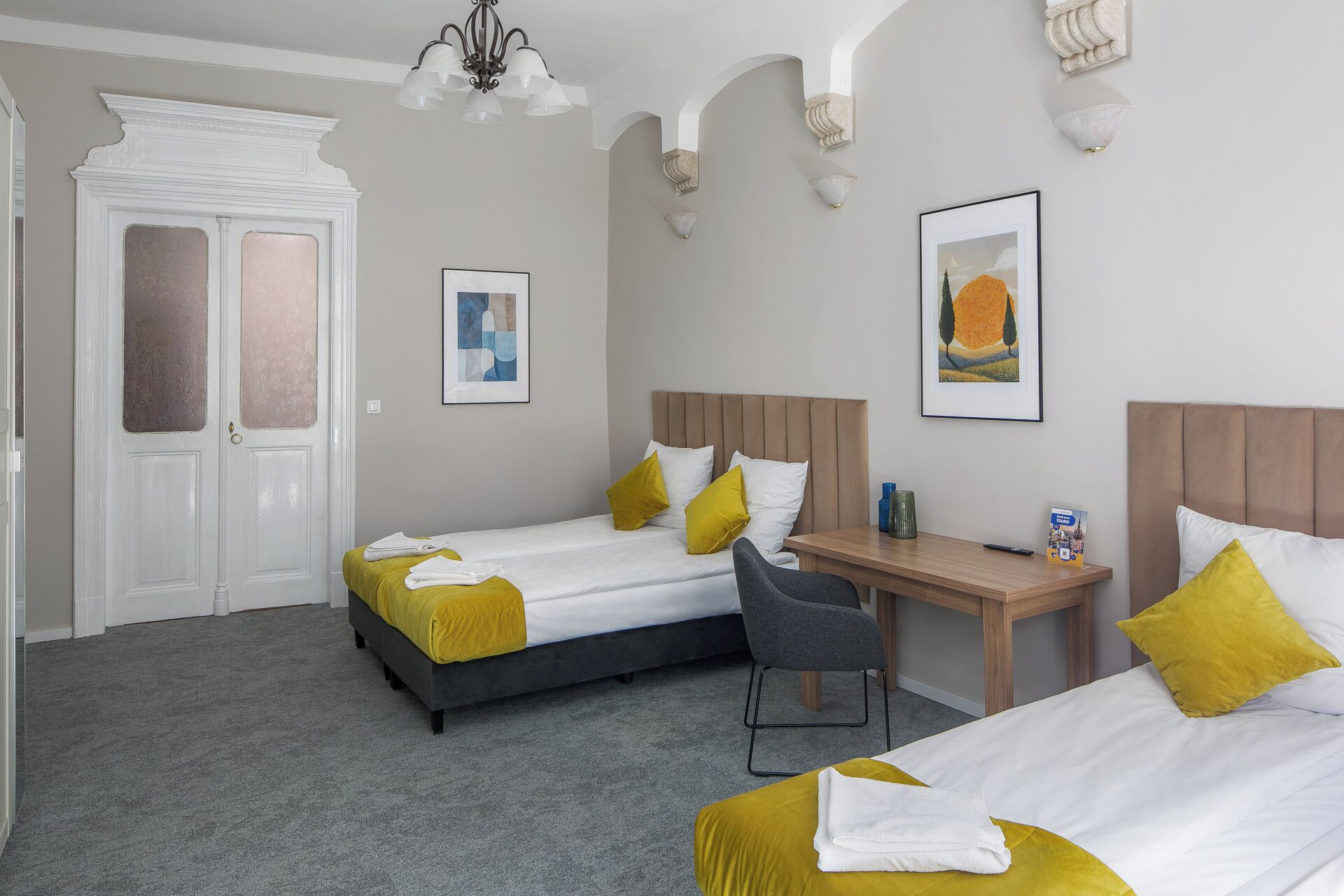 Habitación doble Deluxe, vista a la colina | Tabla de planchar con plancha y wifi gratis 